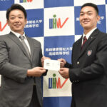 【NEWS】ロッテ・ドラフト1位の石垣元気(健大高崎)にサブロー監督らが指名あいさつ