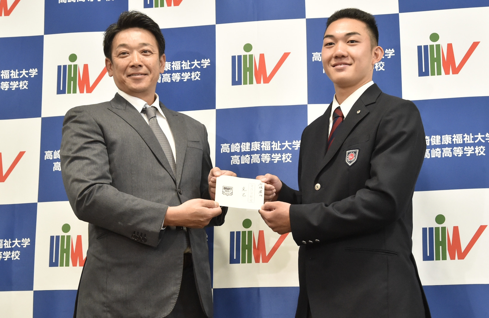 【NEWS】ロッテ・ドラフト1位の石垣元気(健大高崎)にサブロー監督らが指名あいさつ